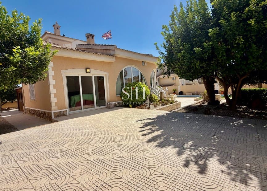 4 Zimmer Villa zu verkaufen in Dona Pepa mit Pool - 575.000 € (Ref: 10062508)