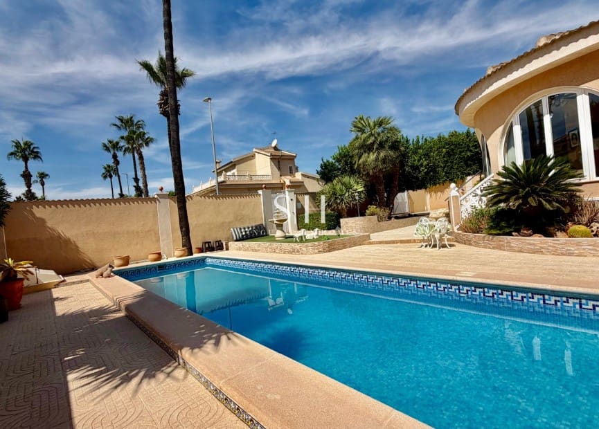 4 Zimmer Villa zu verkaufen in Dona Pepa mit Pool - 575.000 € (Ref: 10062508)