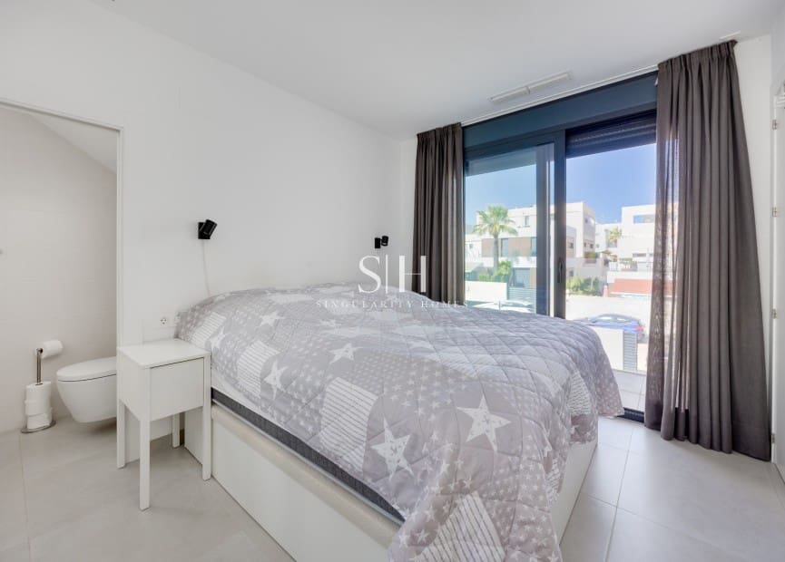4 bedroom Villa for sale in Benijofar with pool - € 479,000 (Ref: 10093795)