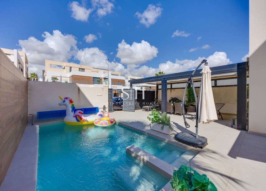 4 bedroom Villa for sale in Benijofar with pool - € 479,000 (Ref: 10093795)