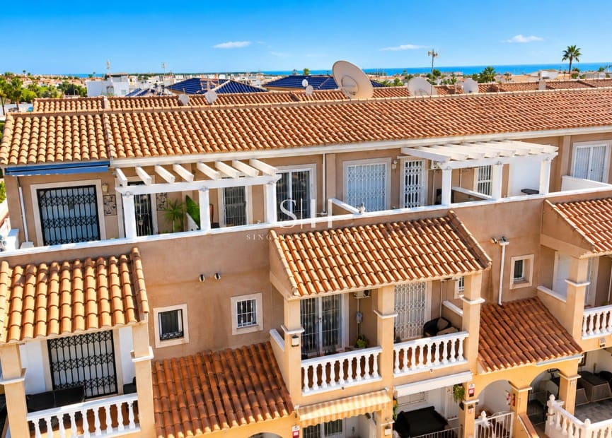 3 soveværelse Rækkehus til salg i Orihuela Costa med swimmingpool garage - € 215.000 (Ref: 10144869)