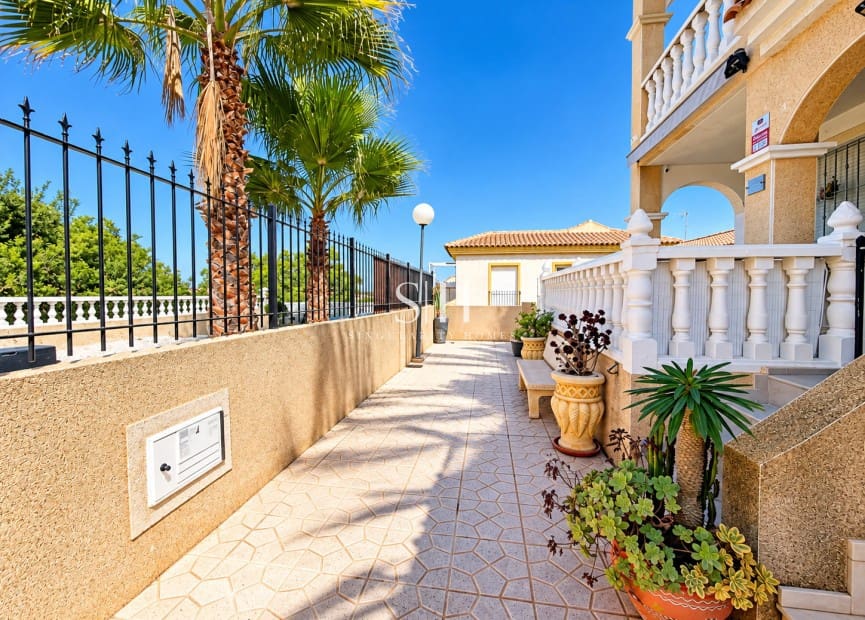 3 soveværelse Rækkehus til salg i Orihuela Costa med swimmingpool garage - € 215.000 (Ref: 10144869)