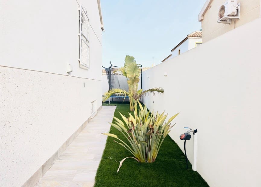 3 sypialnia Willa na sprzedaż w Playa Flamenca z basenem garażem - 349 000 € (Ref: 8512076)