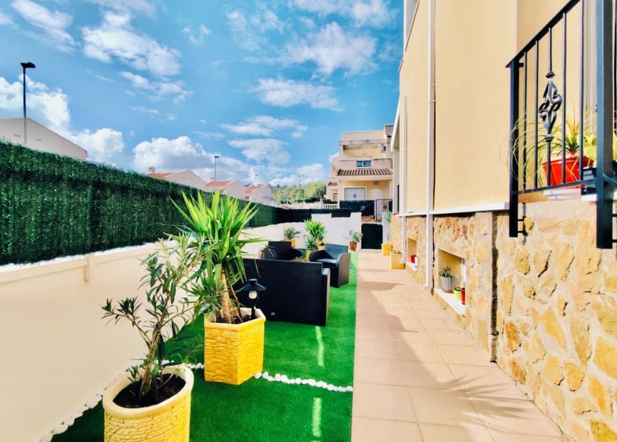 4 bedroom Villa for sale in San Miguel de Salinas with pool - € 249,000 (Ref: 8635652)