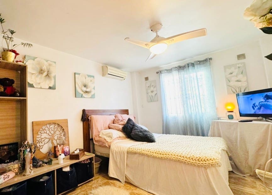 4 bedroom Villa for sale in Orihuela Costa with pool - € 399,000 (Ref: 8695619)