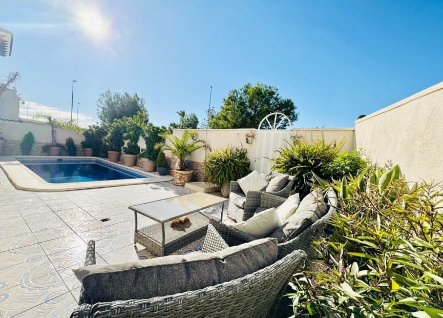 4 bedroom Villa for sale in Orihuela Costa with pool - € 399,000 (Ref: 8695619)