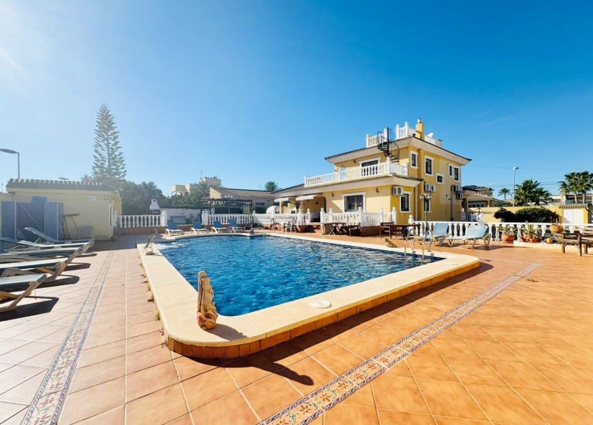 6 bedroom Villa for sale in Torrevieja with pool garage - € 610,000 (Ref: 8754617)