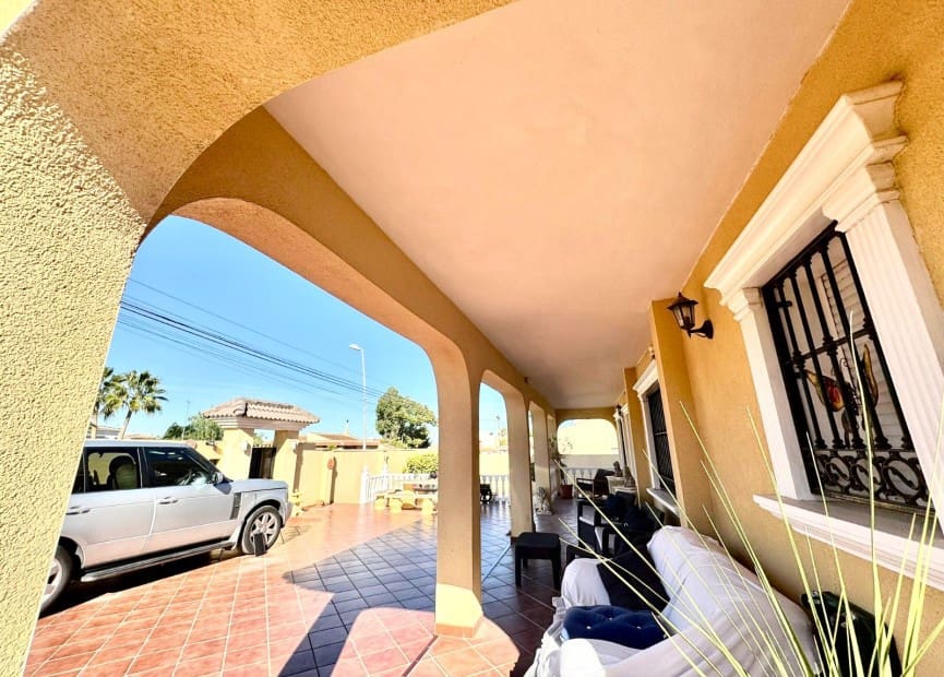 6 bedroom Villa for sale in Torrevieja with pool garage - € 610,000 (Ref: 8754617)