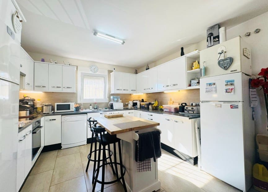 6 bedroom Villa for sale in Torrevieja with pool garage - € 610,000 (Ref: 8754617)