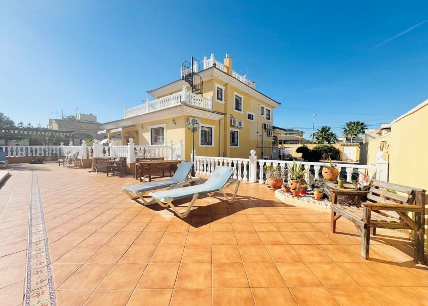 6 bedroom Villa for sale in Torrevieja with pool garage - € 610,000 (Ref: 8754617)