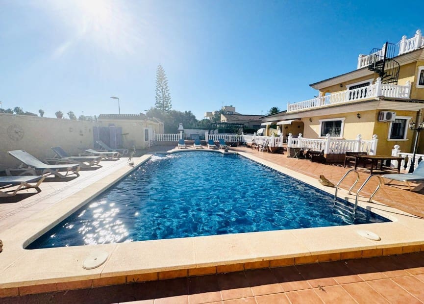 6 bedroom Villa for sale in Torrevieja with pool garage - € 610,000 (Ref: 8754617)