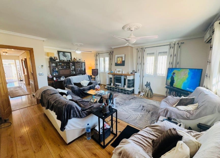 6 bedroom Villa for sale in Torrevieja with pool garage - € 610,000 (Ref: 8754617)