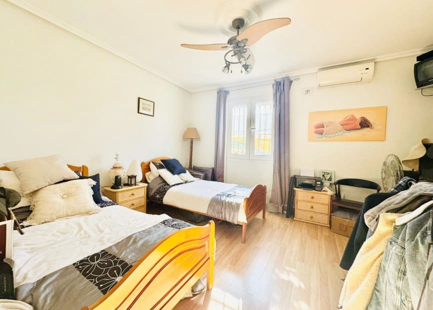 6 bedroom Villa for sale in Torrevieja with pool garage - € 610,000 (Ref: 8754617)