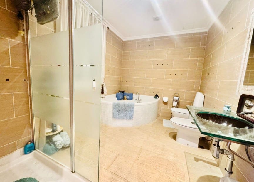 6 bedroom Villa for sale in Torrevieja with pool garage - € 610,000 (Ref: 8754617)