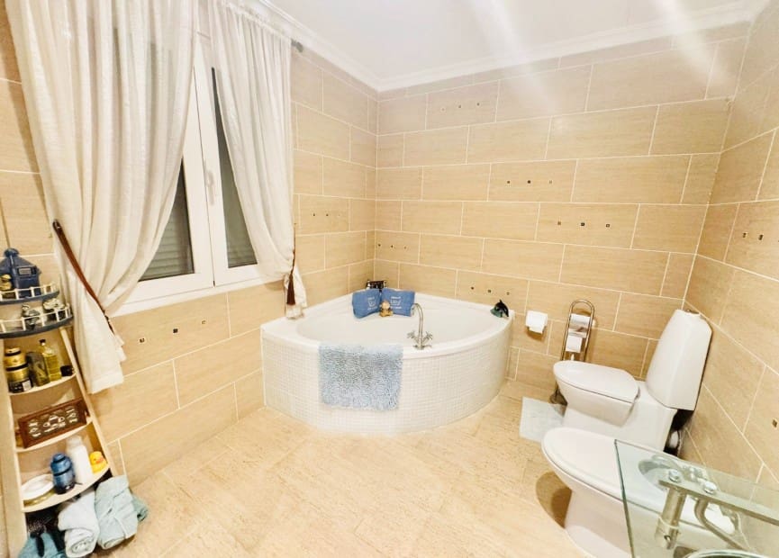 6 bedroom Villa for sale in Torrevieja with pool garage - € 610,000 (Ref: 8754617)