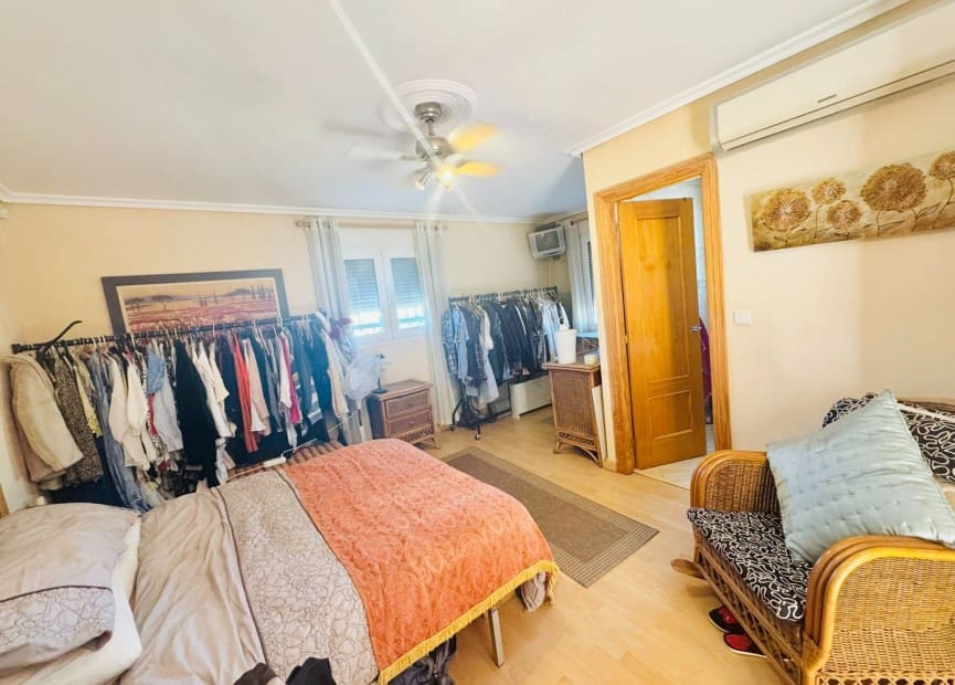 6 bedroom Villa for sale in Torrevieja with pool garage - € 610,000 (Ref: 8754617)