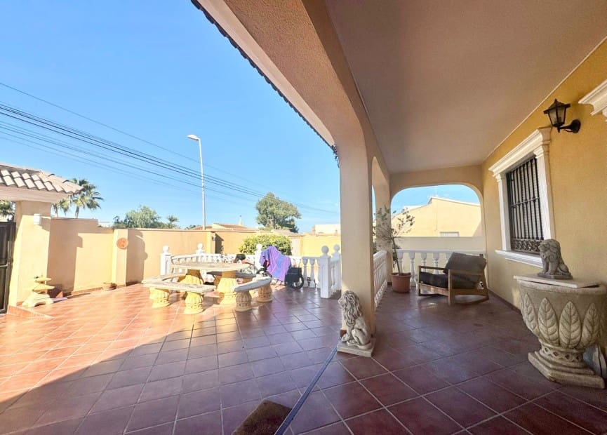 6 bedroom Villa for sale in Torrevieja with pool garage - € 610,000 (Ref: 8754617)