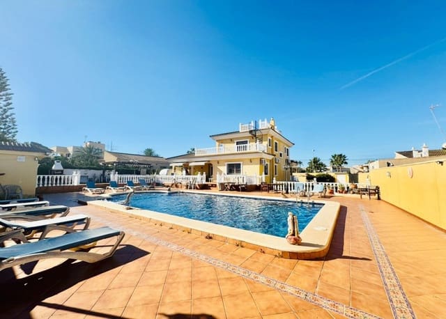 6 makuuhuone Huvila myytävänä paikassa Los Balcones - Los Altos, Torrevieja mukana uima-altaan 
autotalli - 610 000 € (Ref: 8754617)