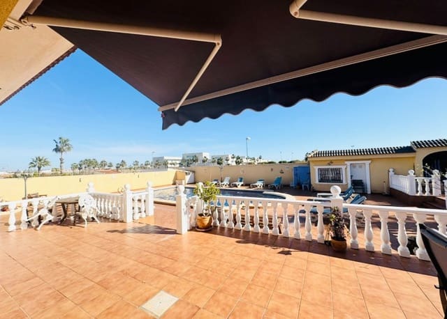 6 makuuhuone Huvila myytävänä paikassa Los Balcones - Los Altos, Torrevieja mukana uima-altaan 
autotalli - 610 000 € (Ref: 8754617)