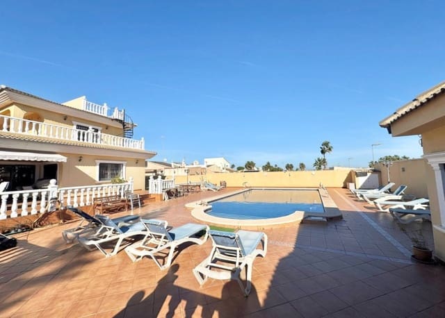 6 makuuhuone Huvila myytävänä paikassa Los Balcones - Los Altos, Torrevieja mukana uima-altaan 
autotalli - 610 000 € (Ref: 8754617)