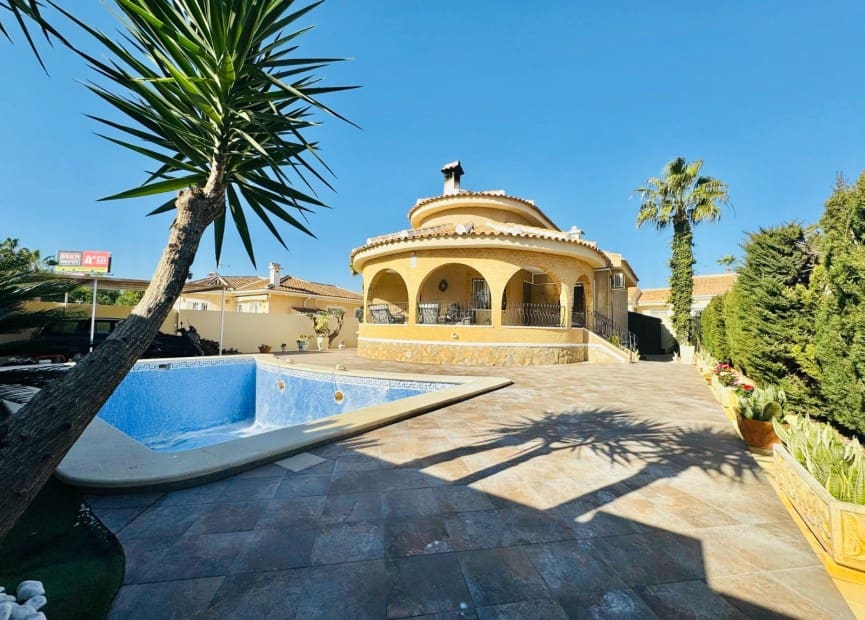 3 slaapkamer Villa te koop in Benijofar met zwembad - € 350.000 (Ref: 8813490)