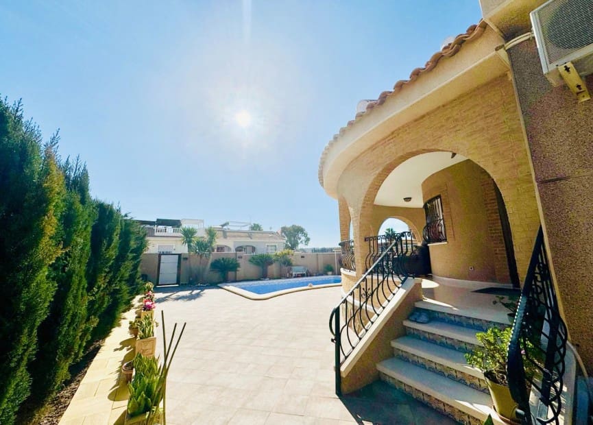 3 slaapkamer Villa te koop in Benijofar met zwembad - € 350.000 (Ref: 8813490)