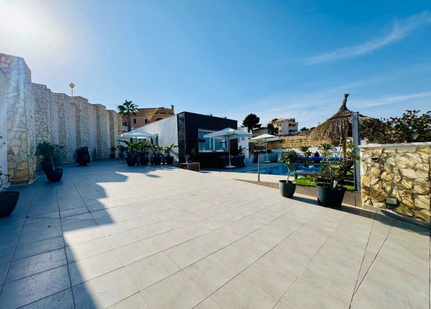 6 bedroom Villa for sale in Ciudad Quesada with pool - € 625,000 (Ref: 8828128)