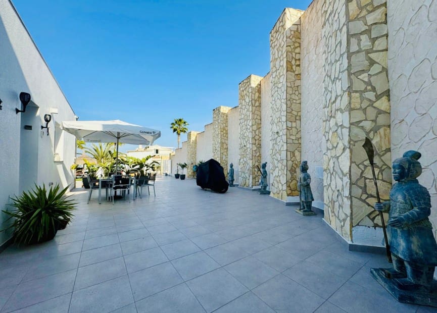 6 bedroom Villa for sale in Ciudad Quesada with pool - € 625,000 (Ref: 8828128)