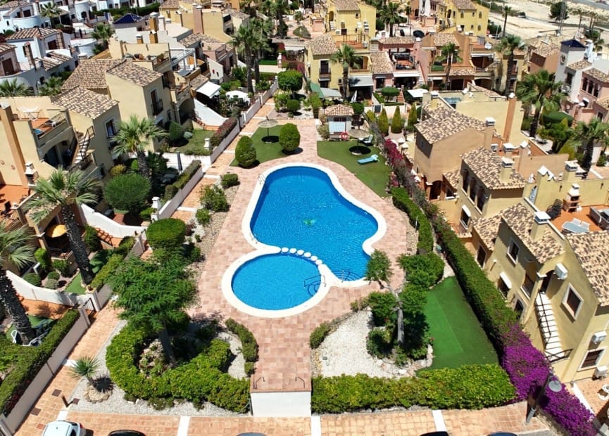 3 bedroom Townhouse for sale in Algorfa with pool - € 195,000 (Ref: 9013250)