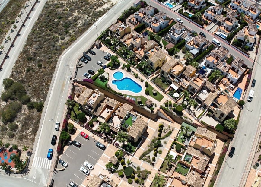 3 bedroom Townhouse for sale in Algorfa with pool - € 195,000 (Ref: 9013250)