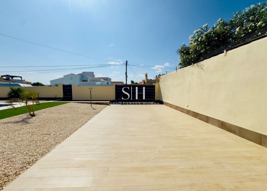 4 slaapkamer Villa te koop in Torrevieja met zwembad garage - € 780.000 (Ref: 9148048)