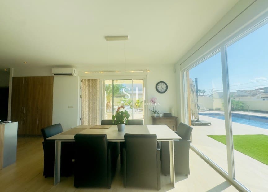 4 slaapkamer Villa te koop in Torrevieja met zwembad garage - € 780.000 (Ref: 9148048)