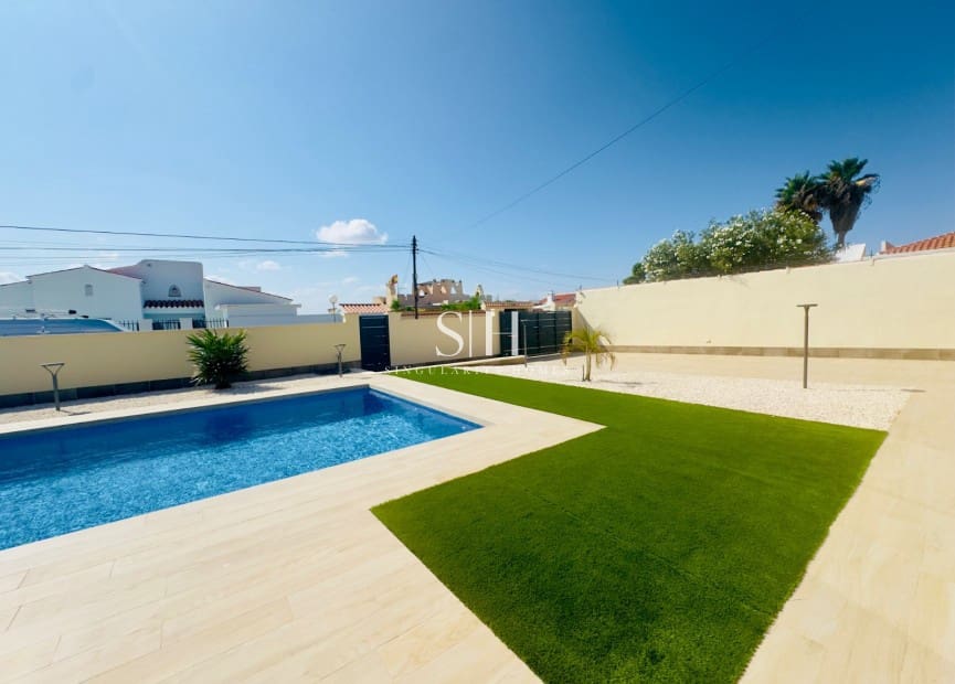 4 slaapkamer Villa te koop in Torrevieja met zwembad garage - € 780.000 (Ref: 9148048)