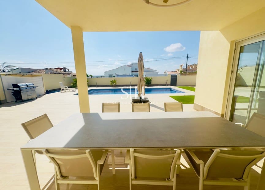 4 slaapkamer Villa te koop in Torrevieja met zwembad garage - € 780.000 (Ref: 9148048)