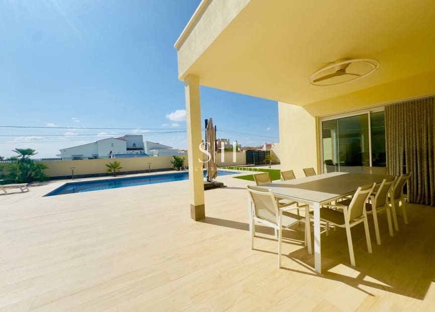 4 slaapkamer Villa te koop in Torrevieja met zwembad garage - € 780.000 (Ref: 9148048)