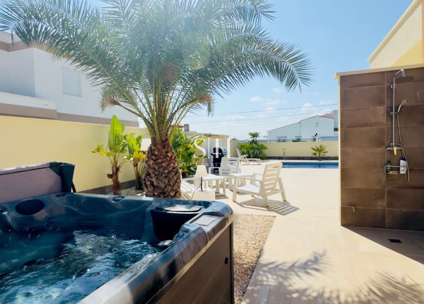 4 slaapkamer Villa te koop in Torrevieja met zwembad garage - € 780.000 (Ref: 9148048)