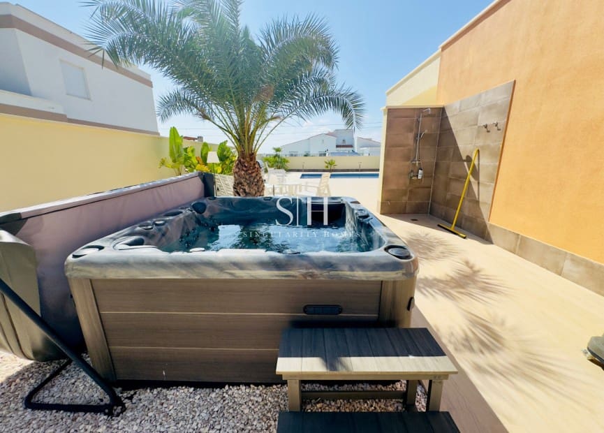 4 slaapkamer Villa te koop in Torrevieja met zwembad garage - € 780.000 (Ref: 9148048)