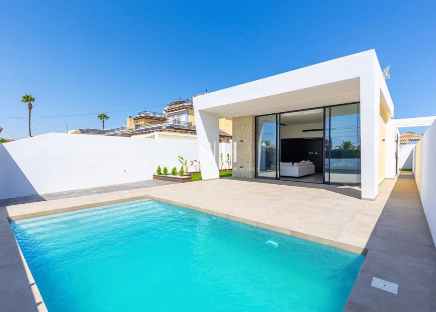 Chalet de 3 habitaciones en Los Balcones en venta con piscina - 700.000 € (Ref: 9159159)