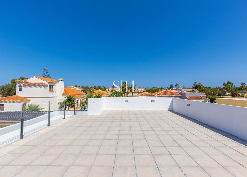 Chalet de 3 habitaciones en Los Balcones en venta con piscina - 700.000 € (Ref: 9159159)