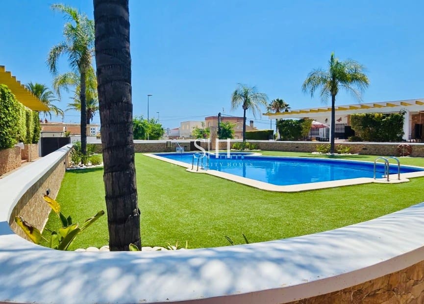 2 soveværelse Bungalow til salg i Pilar de la Horadada med swimmingpool - € 234.900 (Ref: 9221887)