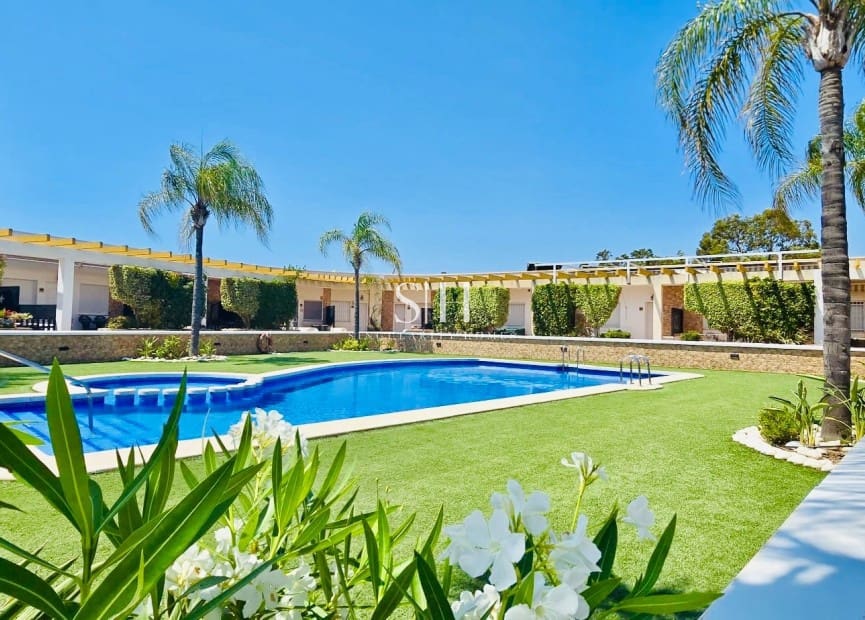 2 soveværelse Bungalow til salg i Pilar de la Horadada med swimmingpool - € 234.900 (Ref: 9221887)