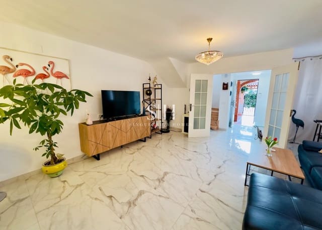 4 bedroom Villa for sale in Playa de los Náufragos, Torrevieja with garage - € 264,000 (Ref: 9258207)