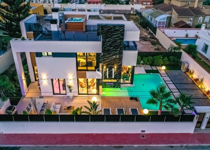 3 Zimmer Villa zu verkaufen in Torrevieja mit Pool Garage - 750.000 € (Ref: 9306730)