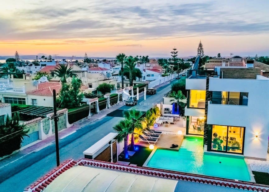 3 Zimmer Villa zu verkaufen in Torrevieja mit Pool Garage - 750.000 € (Ref: 9306730)