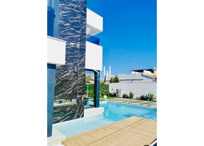 3 Zimmer Villa zu verkaufen in Torrevieja mit Pool Garage - 750.000 € (Ref: 9306730)