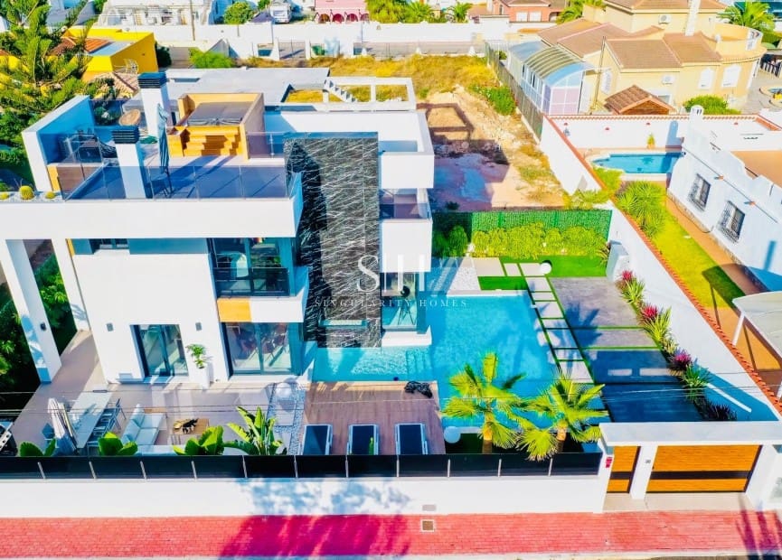 3 Zimmer Villa zu verkaufen in Torrevieja mit Pool Garage - 750.000 € (Ref: 9306730)