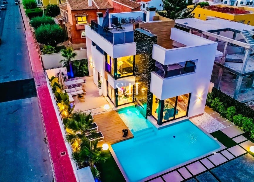 3 Zimmer Villa zu verkaufen in Torrevieja mit Pool Garage - 750.000 € (Ref: 9306730)