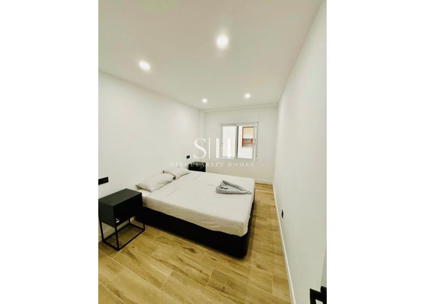 3 bedroom Beach Apartment for sale in Torrevieja with pool - € 289,000 (Ref: 9308848)