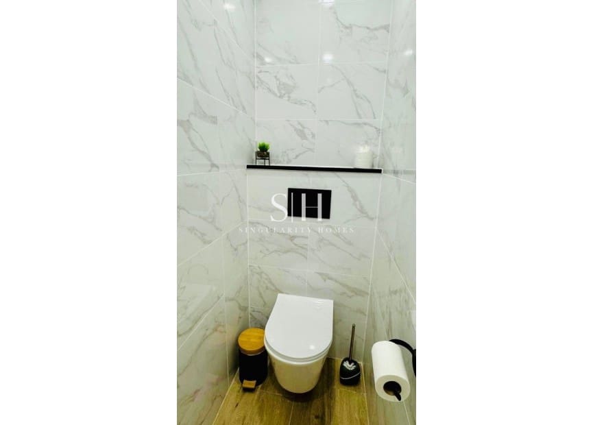 3 bedroom Beach Apartment for sale in Torrevieja with pool - € 289,000 (Ref: 9308848)