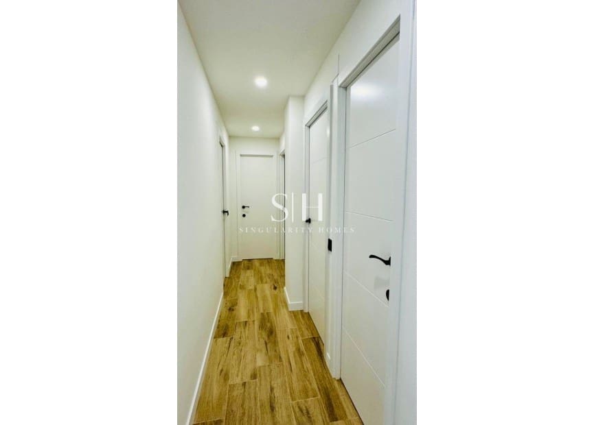 3 bedroom Beach Apartment for sale in Torrevieja with pool - € 289,000 (Ref: 9308848)